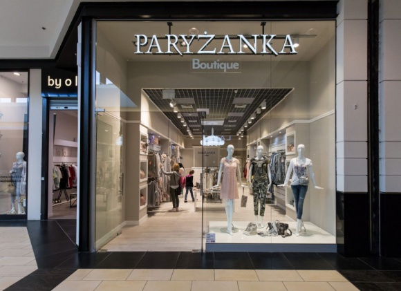 To pierwszy taki butik we Wrocławiu Moda, LIFESTYLE - Trendy prosto ze światowych wybiegów, cenione marki, unikatowe, pojedyncze modele. W Magnolia Park otwarto butik Paryżanka. Klienci największej galerii handlowej na Dolnym Śląsku zrobią tutaj zakupy jako pierwsi we Wrocławiu.