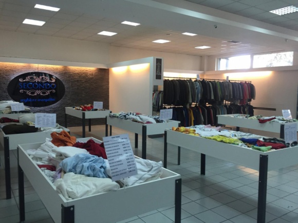 Dlaczego Polacy pokochali second hand’y? Moda, LIFESTYLE - Sklepy z odzieżą używaną, jeszcze do niedawna kojarzone z miejscem przede wszystkim dla osób z mniej zasobnym portfelem, w ostatnim czasie notują rekordowe obroty.